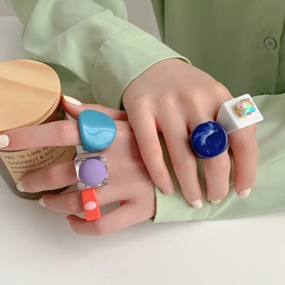 NEW VINTAGE CHUNKY WHITE RING - Picture 2 of 5